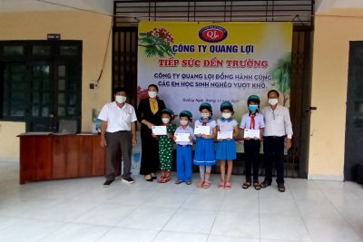 Công ty điệm máy Quang Lợi( Thôn 3- Đức Nhuận) cấp học bổng tiếp sức đến trườngcho học sinh có hoàn cảnh khó khăn.