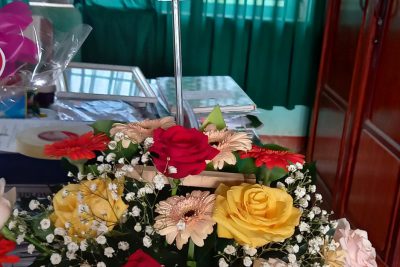 Lãnh đạo địa phương tặng hoa chúc mừng thầy cô giáo đang công tác tại trường nhân kỷ niệm 39 năm ngày Nhà giáo Việt Nam(20/11/1982-22/11/2021)